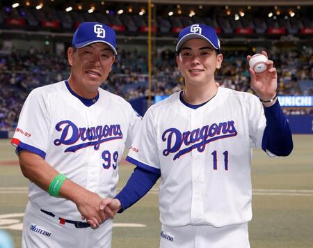 プロ初勝利を挙げ、井上監督（左）と写真に納まる中西（撮影・西田忠信）