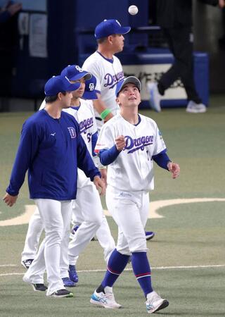 ウイニングボールをうれしそうに放り上げる中西（撮影・立川洋一郎）