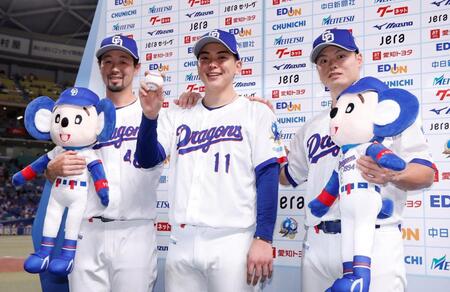 お立ち台でポーズを決める（左から）阿部、中西、細川（撮影・西田忠信）