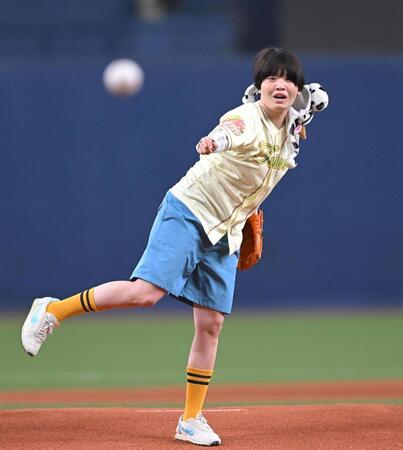 セレモニアルピッチを務めるガンバレルーヤ・まひる＝京セラドーム（撮影・飯室逸平）