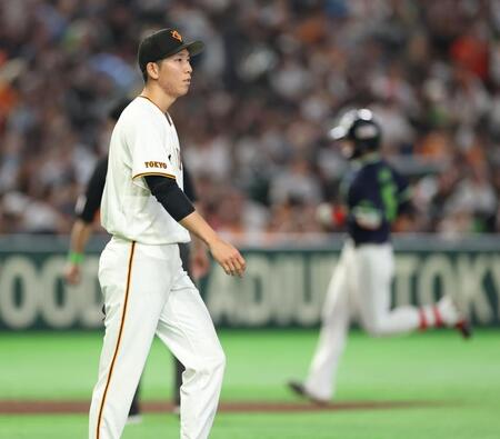３回、鈴木叶（奥）に先制３ランを浴びた戸郷（撮影・金田祐二）