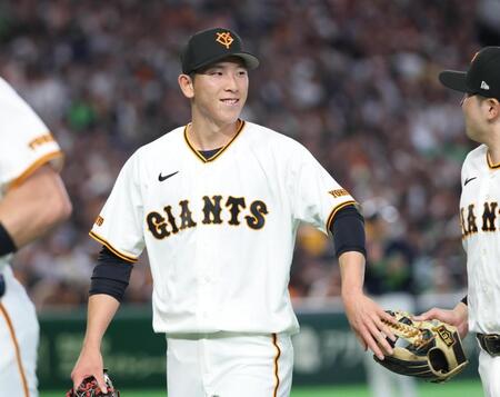 １回を無失点で終え、ベンチに戻る戸郷