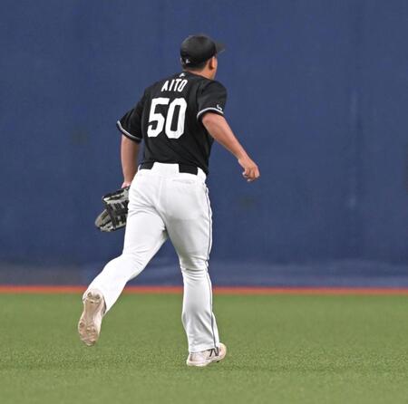 ６回、西川の打球を後逸する愛斗（撮影・飯室逸平）