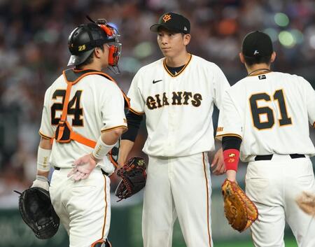 ５回、追加点を奪われ厳しい表情の戸郷（撮影・金田祐二）