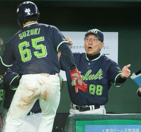 ５回、内山の適時打で生還した鈴木叶（左）を迎える池山監督