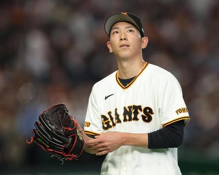 ５回、追加点を奪われ厳しい表情でベンチに戻る戸郷（撮影・金田祐二）