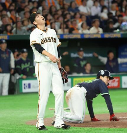 ５回、内山の適時打で二走・鈴木叶（右）の生還を許した戸郷は天を仰ぐ