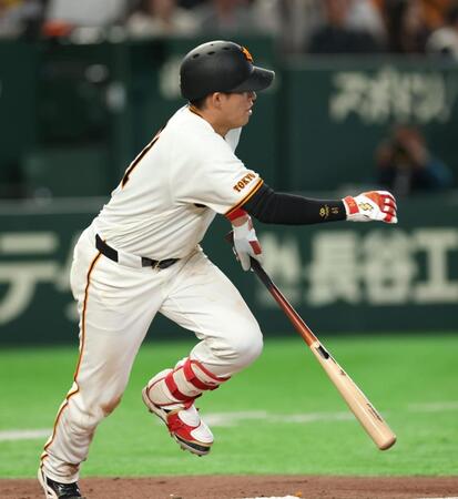 ４回、左前適時打を放つ増田陸（撮影・金田祐二）