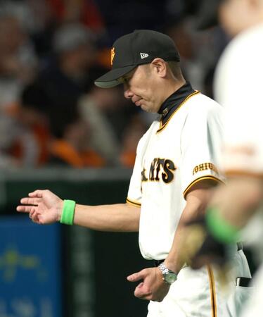 戸郷の交代を告げ厳しい表情の阿部監督（撮影・金田祐二）