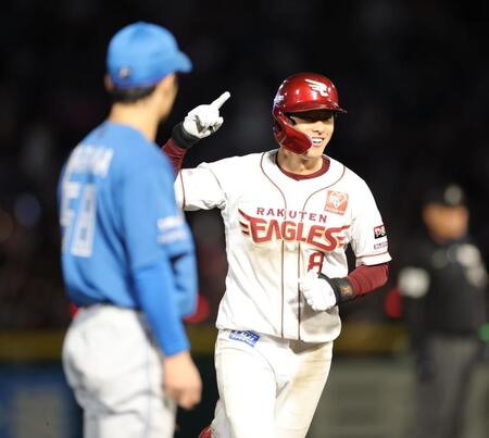 ８回、勝ち越しソロを放ち、ベンチへ向かってポーズを決める辰己（撮影・西岡正）