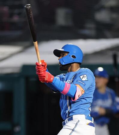 ７回、先制の中犠飛を放つカストロ（撮影・西岡正）