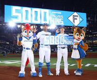 　球団通算５０００勝を達成し、記念ボードを手にポーズを決める万波（左）と北山（撮影・中島達哉）
