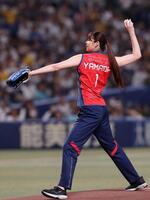 始球式を務めるＮＥＣレッドロケッツ川崎・山田二千華（撮影・西田忠信）