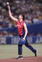 始球式を務めるバレーボール女子日本代表の山田二千華