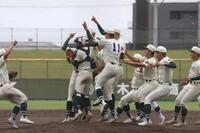 　優勝して歓喜する報徳ナイン
