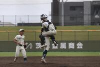 優勝し、抱き合う報徳バッテリー