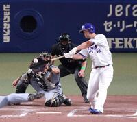 ７回、２点適時二塁打を放つ代打・阿部（撮影・立川洋一郎）