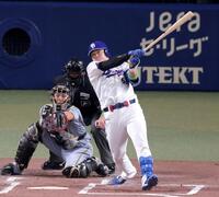 １回、右中間スタンドへ逆転３ランを放つ細川（撮影・立川洋一郎）