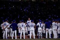 プロ初勝利を挙げ、円陣の中央に立つ中西（撮影・西田忠信）