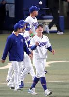 ウイニングボールをうれしそうに放り上げる中西（撮影・立川洋一郎）