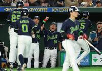 ３回、鈴木叶（右）の先制３ランに喜ぶ池山監督（中央）＝撮影・金田祐二