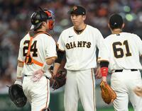 ５回、追加点を奪われ厳しい表情の戸郷（撮影・金田祐二）