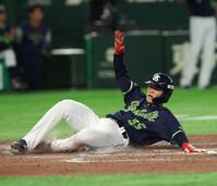 ５回、内山の適時打で二走・鈴木が生還（撮影・金田祐二）