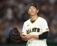 ５回、追加点を奪われ厳しい表情でベンチに戻る戸郷（撮影・金田祐二）