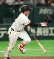 ４回、左前適時打を放つ増田陸（撮影・金田祐二）