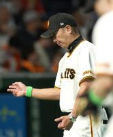 戸郷の交代を告げ厳しい表情の阿部監督（撮影・金田祐二）