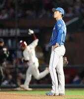 ８回、辰己（左）に勝ち越しソロを浴びた福島（撮影・西岡正）