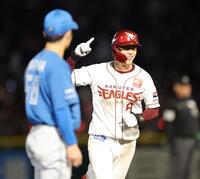 ８回、勝ち越しソロを放ち、ベンチへ向かってポーズを決める辰己（撮影・西岡正）