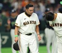 　ヤクルトに完敗し、厳しい表情の阿部監督（撮影・金田祐二）
