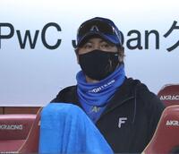 八回、楽天に逆転され、グラウンドを見つめる新庄監督（撮影・西岡正）