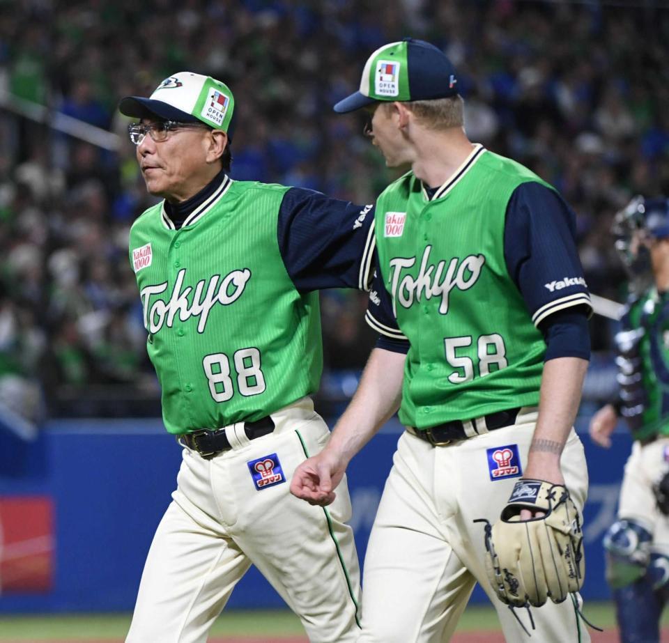 　６回、ウォルターズ（右）を降板させる池山監督