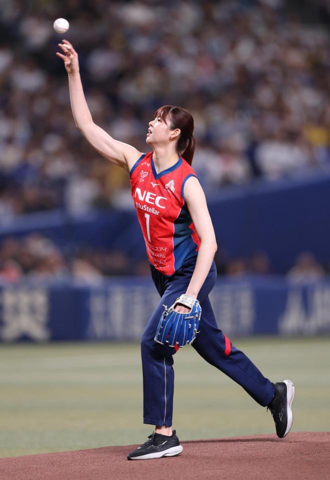 始球式を務めるバレーボール女子日本代表の山田二千華
