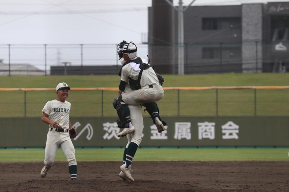 優勝し、抱き合う報徳バッテリー