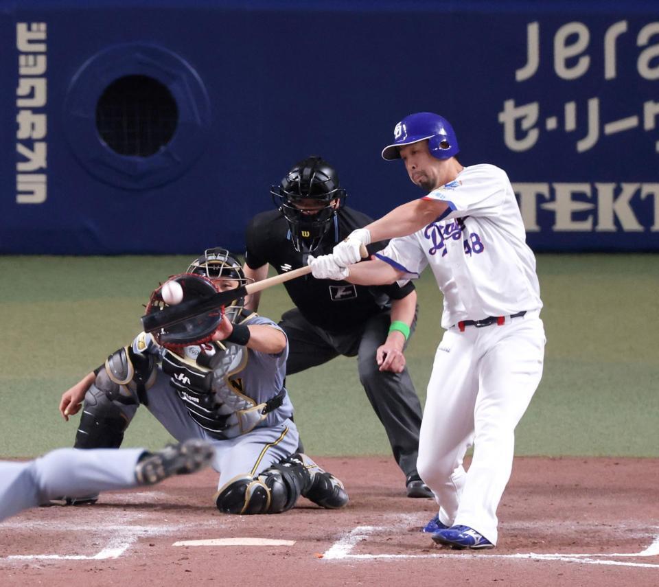 ７回、２点適時二塁打を放つ代打・阿部（撮影・立川洋一郎）