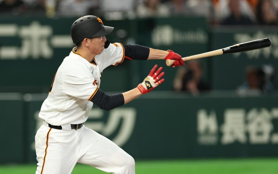 ２回、ショート内野安打を放つ戸郷（撮影・金田祐二）