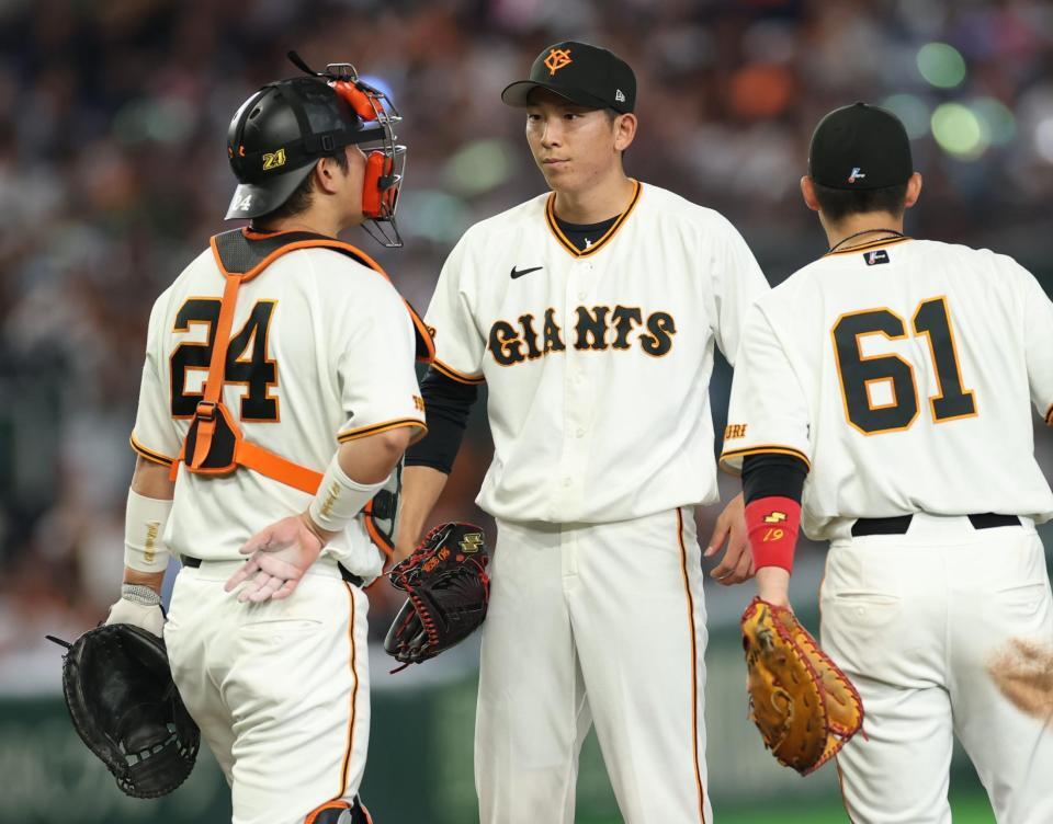 ５回、追加点を奪われ厳しい表情の戸郷（撮影・金田祐二）
