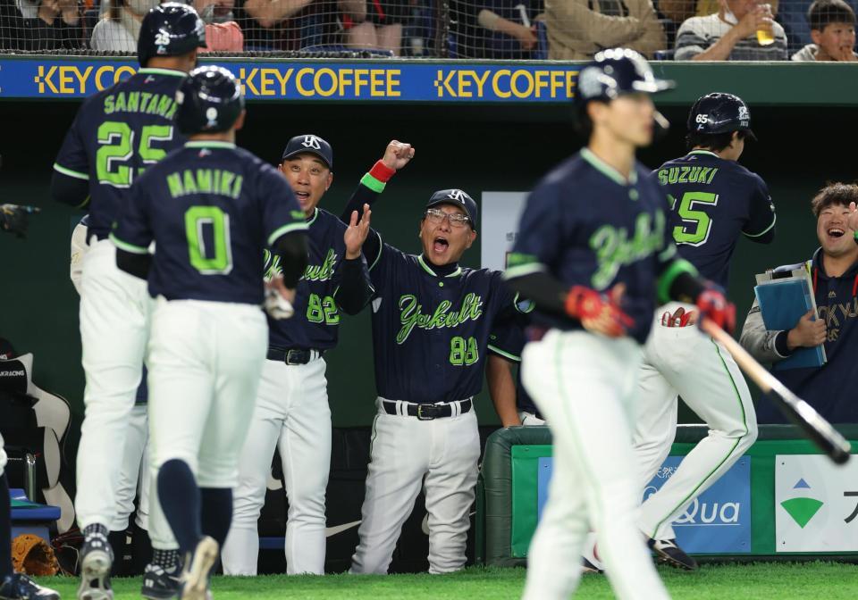 ３回、鈴木叶（右）の先制３ランに喜ぶ池山監督（中央）＝撮影・金田祐二