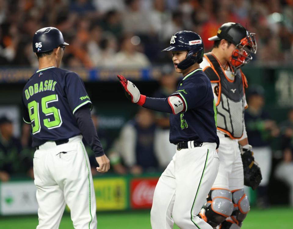 ３回、左越えに先制３ランを放ち生還する鈴木叶（撮影・金田祐二）