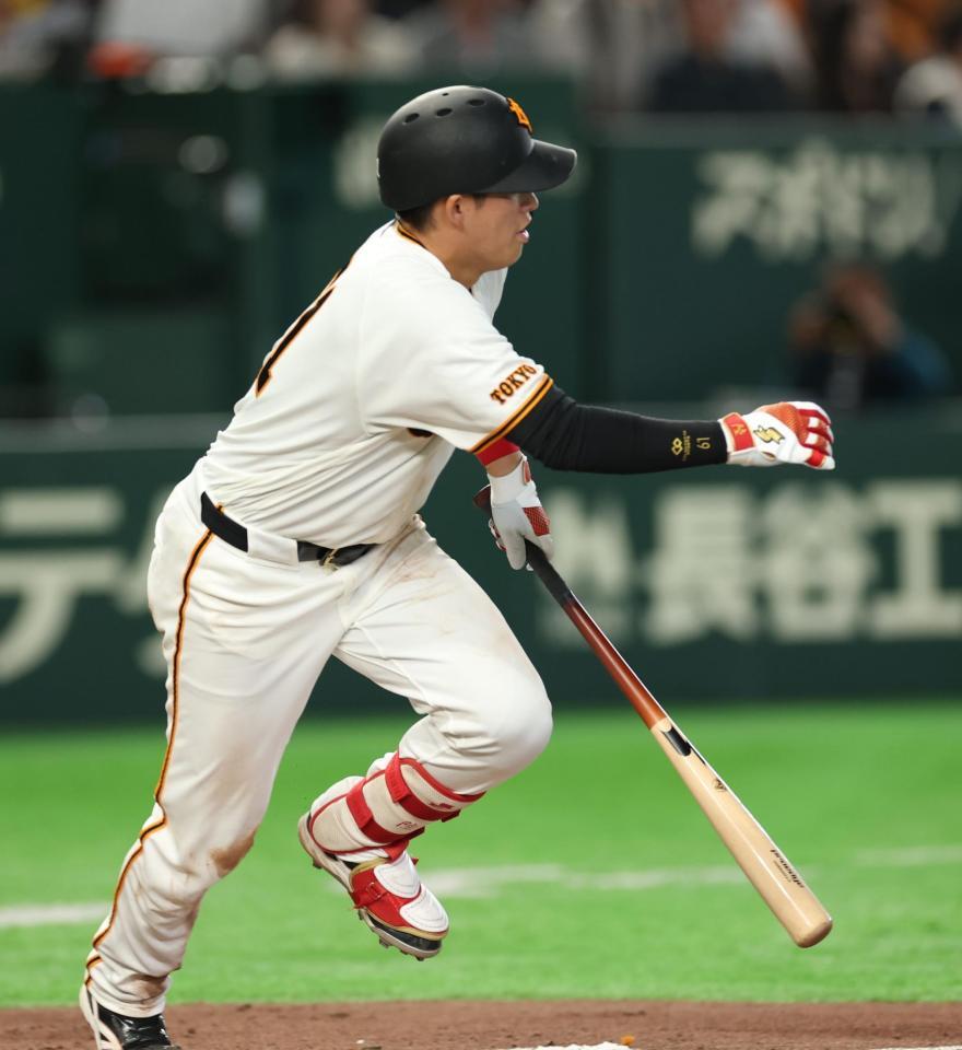 ４回、左前適時打を放つ増田陸（撮影・金田祐二）