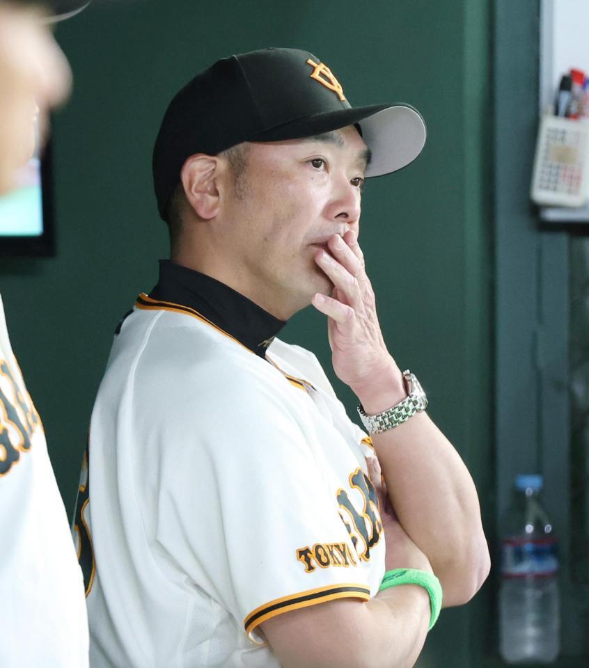 ２回、戦況を見守る阿部監督