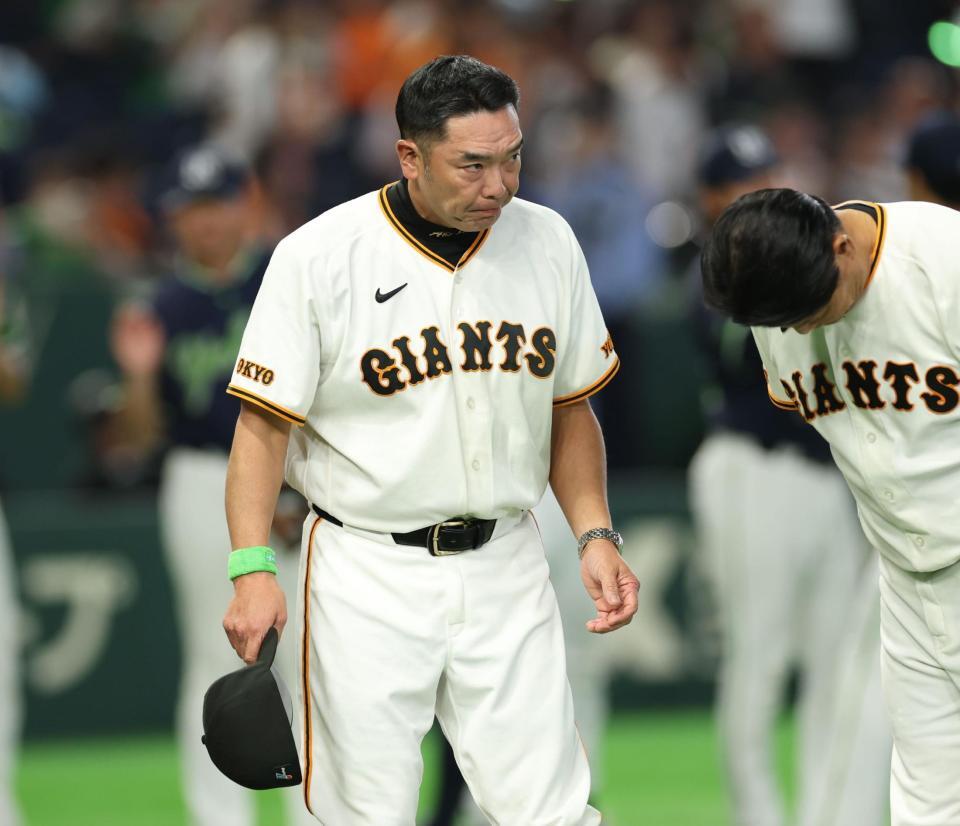 　ヤクルトに完敗し、厳しい表情の阿部監督（撮影・金田祐二）