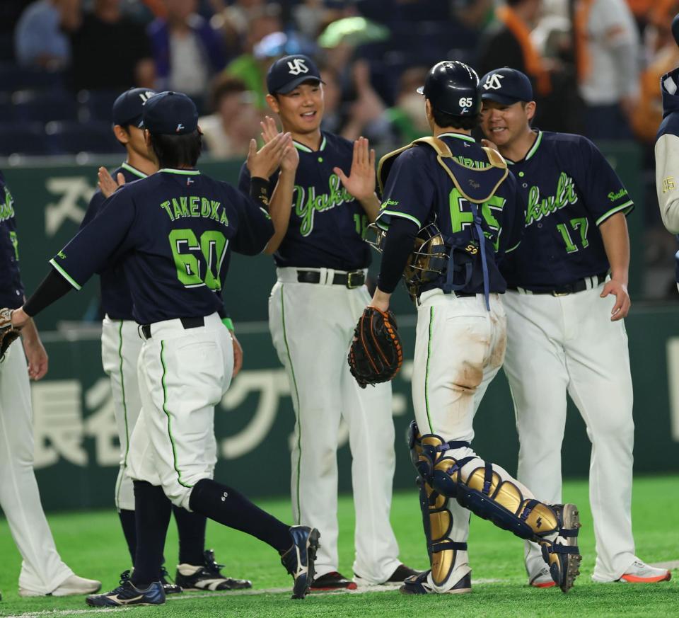 今季初勝利に笑顔の奧川（中央）＝撮影・金田祐二
