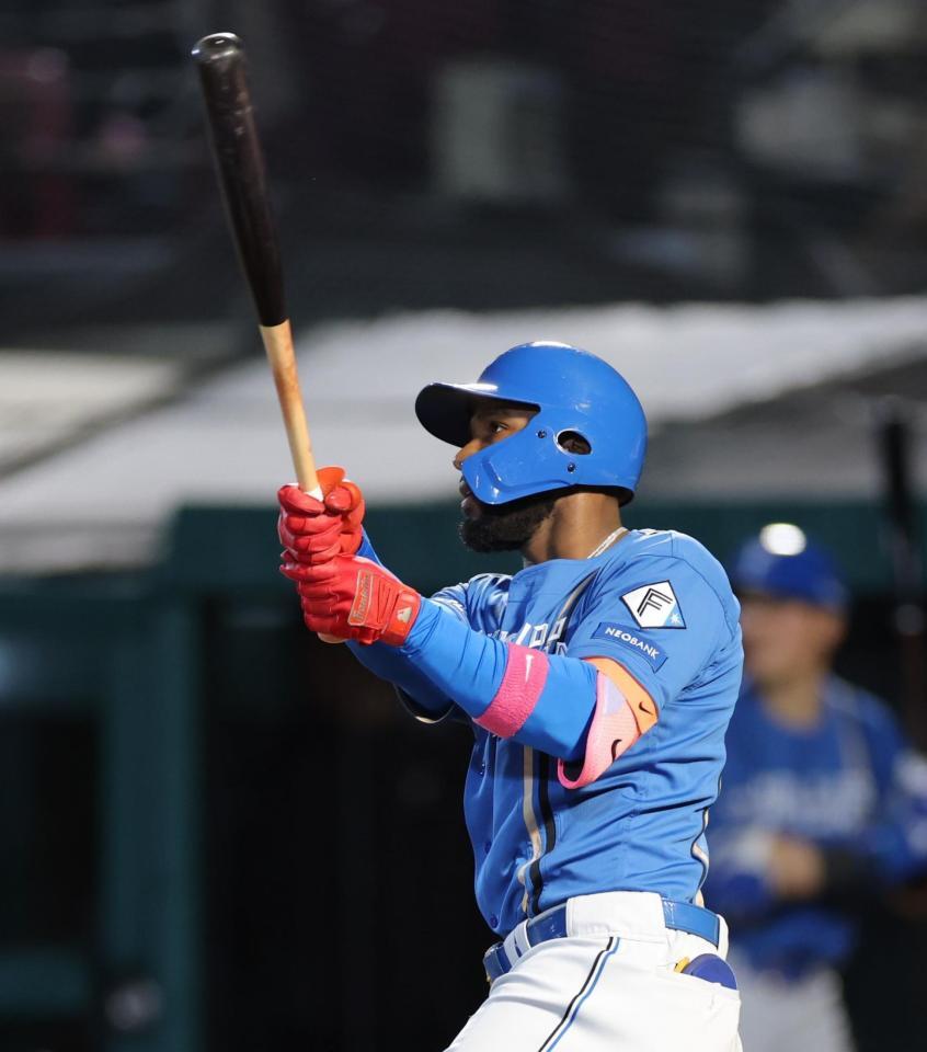 ７回、先制の中犠飛を放つカストロ（撮影・西岡正）
