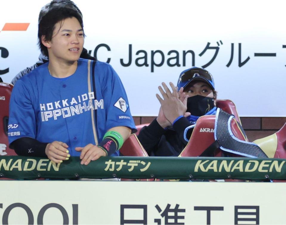 ７回、カストロの先制犠飛にベンチで手をたたく新庄監督（右）＝撮影・西岡正