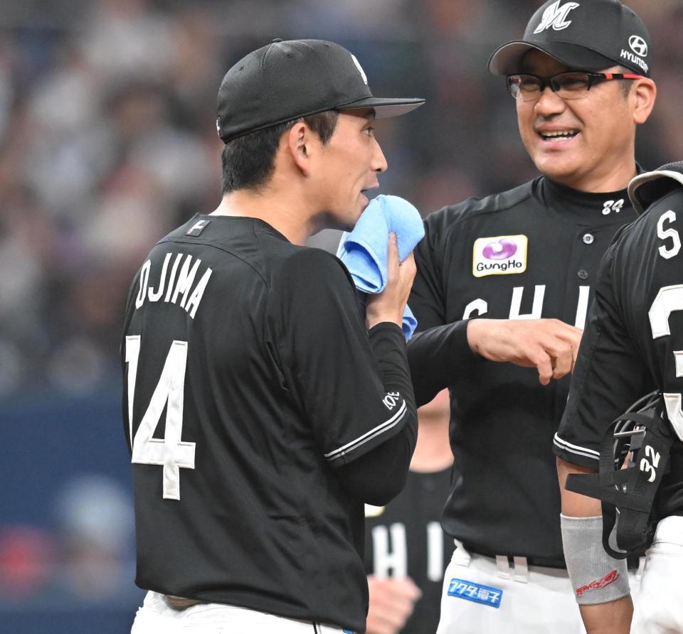 ６回、マウンドで汗をぬぐう小島（撮影・飯室逸平）