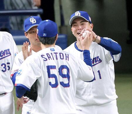 　ウイニングボールを手渡され笑顔を見せる中西（右）＝撮影・立川洋一郎